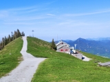 Weg zum Gipfel über dem <a href=/gipfel/brauneck-560/>Brauneck</a> Gipfelhaus (Foto gespeichert zu <a href=/wanderweg/schroedelstein-brauneck-1576/>Weg</a>) (Foto gespeichert zu Ausgangspunkt Brauneck),#