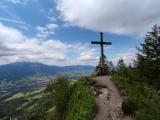 Gipfelkreuz mit Blick auf Lenggries und <a href=/gipfel/brauneck-560/>Brauneck</a> (Foto gespeichert zu <a href=/gipfel/grasleitenstein-3188/>Grasleitenstein</a>) (Foto gespeichert zu Ziel Brauneck),#