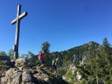 Gipfelkreuz mit der <a href=/gipfel/hochsalwand-11077/>Hochsalwand</a> im Hintergrund,#