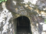 Höhle am Wegrand (innen steht Wasser) (Foto gespeichert zu Ausgangspunkt Höhle),#