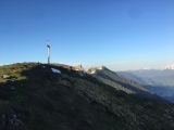 Gipfelkreuz mit Kramerspitz im Hintergrund (Foto gespeichert zu <a href=/gipfel/hoher-ziegspitz-955/>Hoher Ziegspitz</a>),#