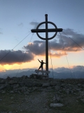 Das Gipfelkreuz im Sonnenuntergang (Foto gespeichert zu Ziel Patscherkofel),#