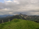 Die letzten Meter zum Gipfel mit Blick zum <a href=/gipfel/risserkogel-401/>Risserkogel</a> (Foto gespeichert zu <a href=/wanderweg/berghotel-altes-wallberghaus-setzberg-8419/>Weg</a>) (Foto gespeichert zu Ziel Risserkogel),#