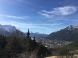 Blick über Garmisch-Partenkirchen mit <a href=/gipfel/zugspitze-499/>Zugspitze</a> (links) und <a href=/gipfel/kramerspitz-179/>Kramerspitz</a> (rechts) von der <b>Tannenhütte.</b>,#