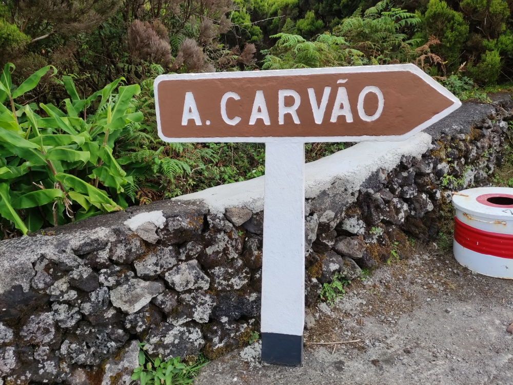 Parkplatz Gruta do Algar do Carvao -> Eingang Gruta do Algar do Carvao: Nur ein paar Meter zum Kassenhaus