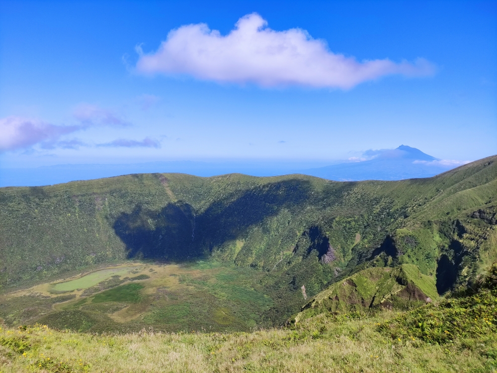 Alto do Guarda-Sol: Blick über den Krater zum Pico