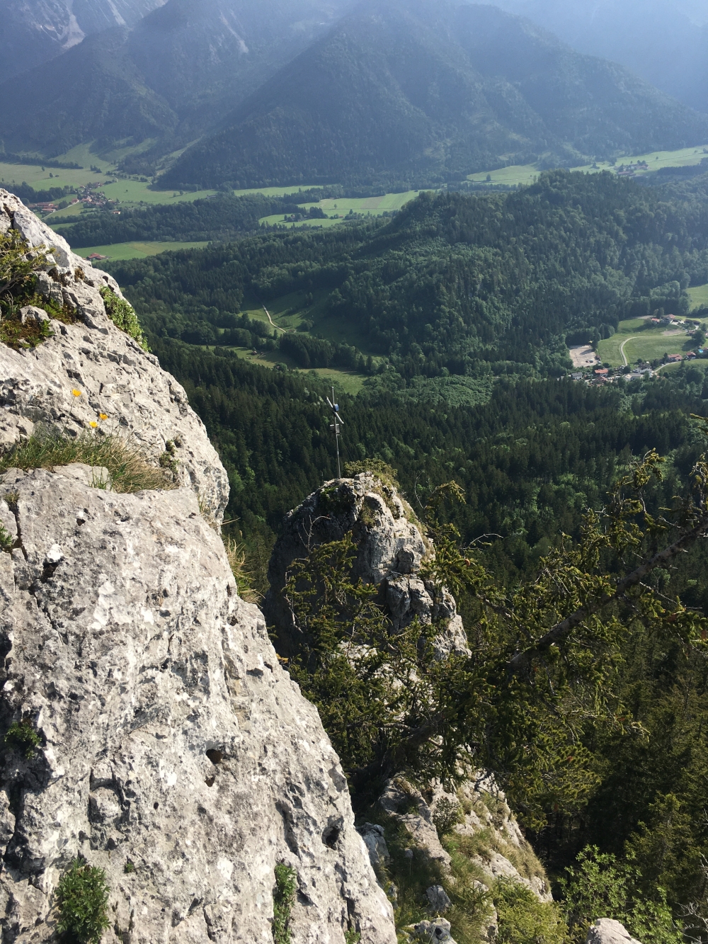 Aussichtspunkt Breitensteinfensterl: Blick auf das Gipfelkreuz Breitensteinfensterl