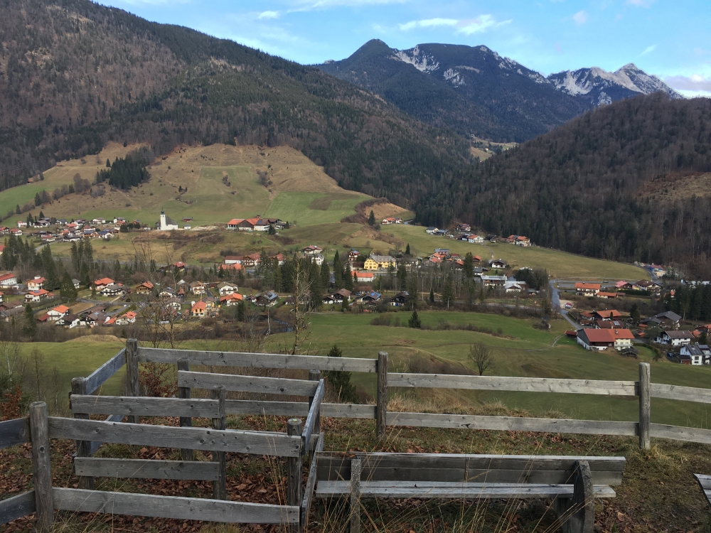 Aussichtspunkt Weißbachruh: Aussicht auf Weißbach mit Zwiesel und Hochstaufen