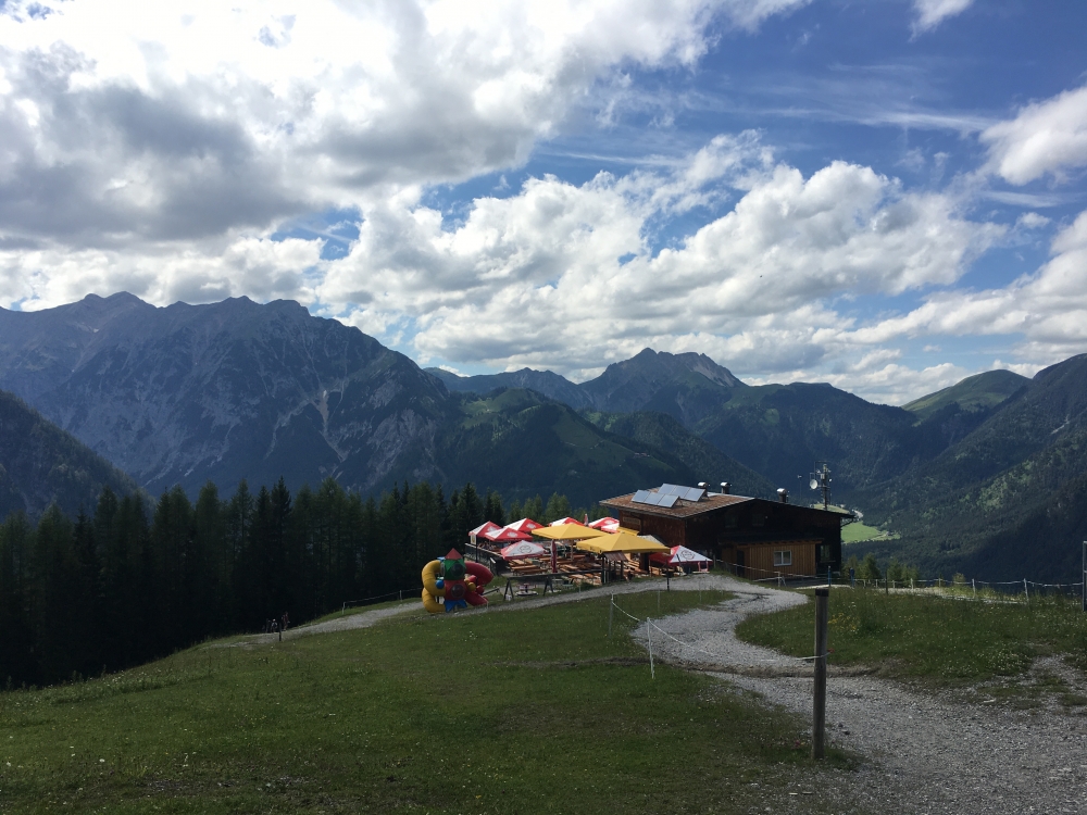 Alpengasthaus Karwendel: Rast unter dem Bärenkopf 