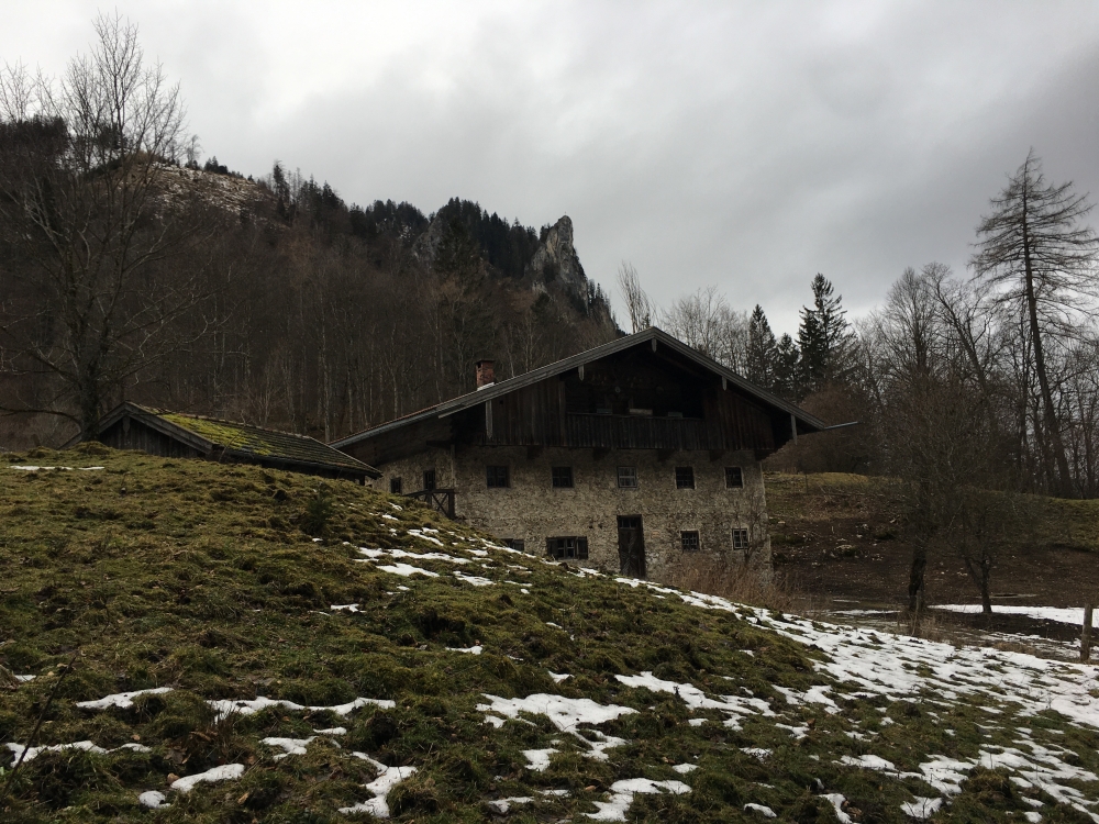 Bauer am Berg -> Berggasthof Hohe Asten: Der Bauer am Berg mit der Maiwand im Hintergrund