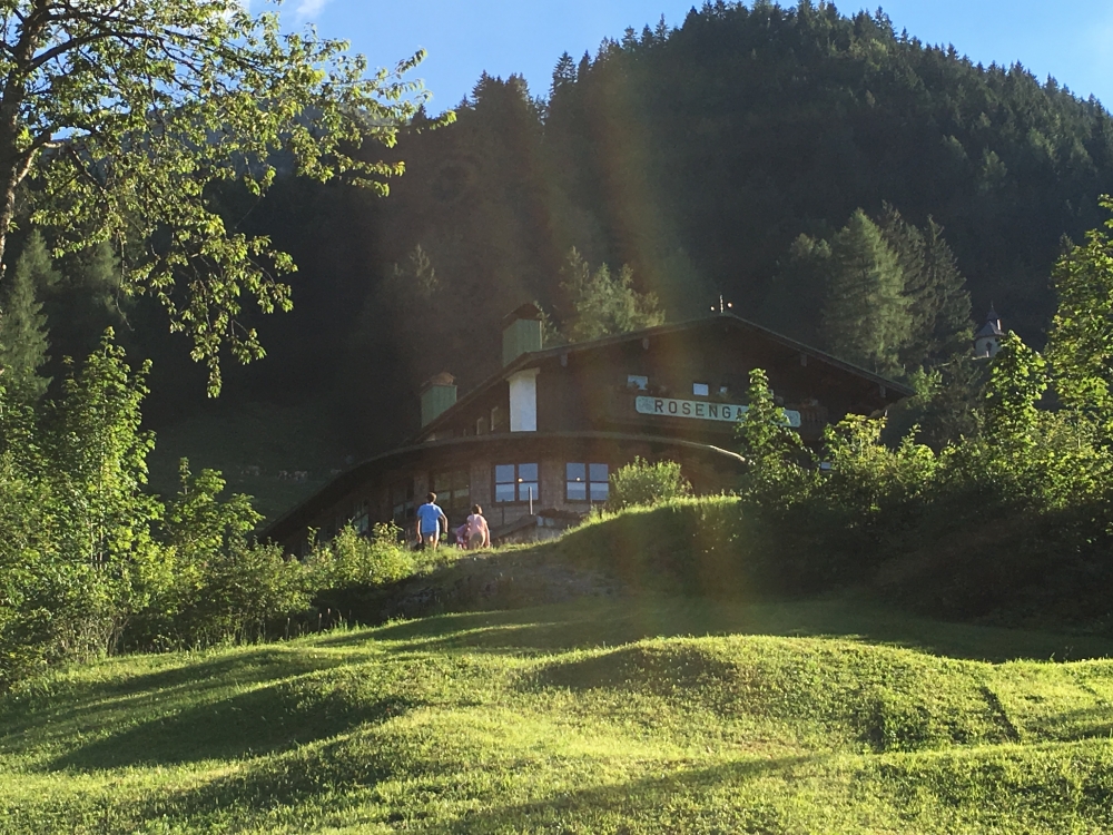 Berggasthof Rosengasse: Blick auf das Gasthaus von den unterhalb gelegenen Schwimmbecken aus