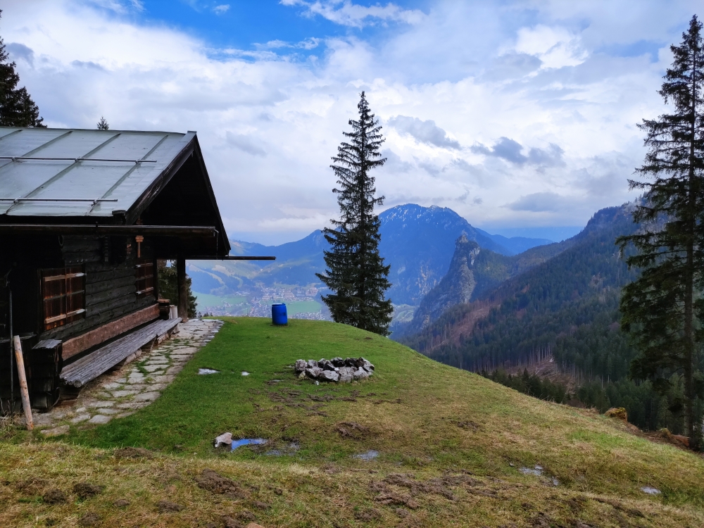 Bergwachthütte: Bergwachthütte mit Aussicht