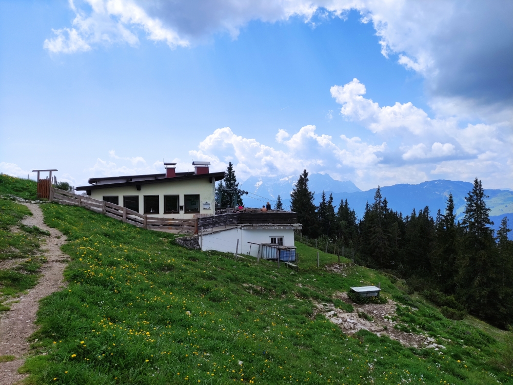 Panorama-Wirtshaus Dürrnbachhorn: Bergstation des Nostalgiesessellifts und Einkehrmöglichkeit