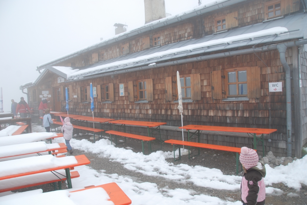 Ehrwalder AlmbahnTalstation -> Sonnenspitze: Verschneite Terrasse der Coburger Hütte