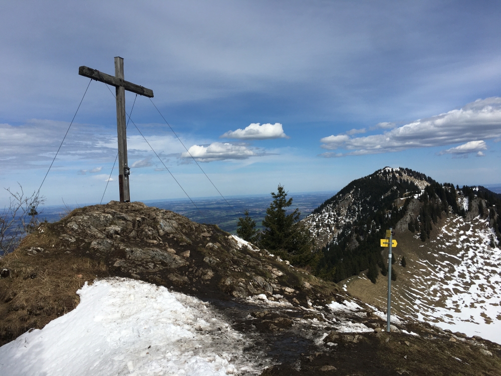 Karkopf -> Doagl-Alm: Gipfelkreuz Feichteck mit Blick über den Karkopf zum Hochries