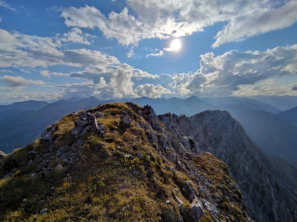 Gartnerwand-Westgipfel: Nur ein Steinhaufen markiert den Gipfel