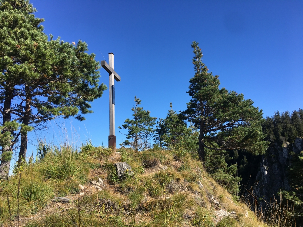 Graseck -> Sonnenspitz: Das Graseck-Gipfelkreuz mit den Erinnerungstäfelchen an die Verstorbenen der Bergwacht