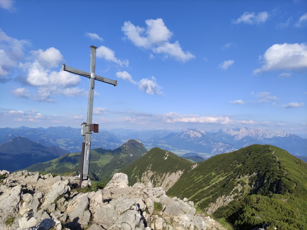 Großer Traithen: Gipfelkreuz mit dem Grat über das Unterbergjoch zum Steilnerjoch (links im Hintergrund der Brünnstein)