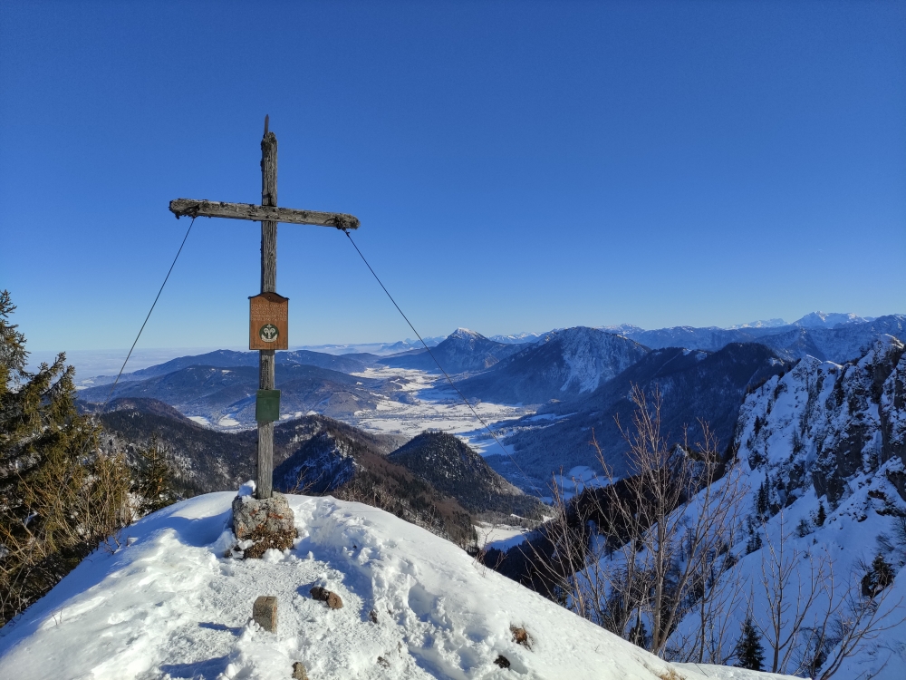 Haaralmschneid: Gipfelkreuz mit Blick auf Ruhpolding