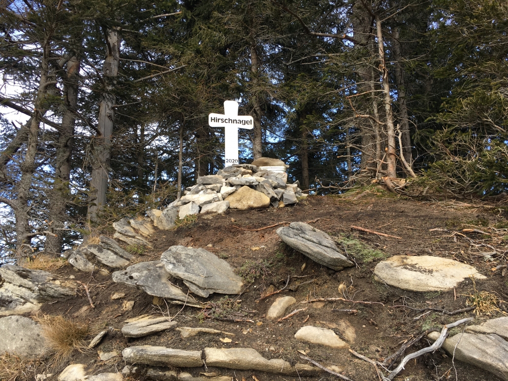 Schortenkopf -> Hirschnagel: Seit Dezember 2020 steht ein neues, kleines Gipfelkreuz am Hirschnagel-Gipfel