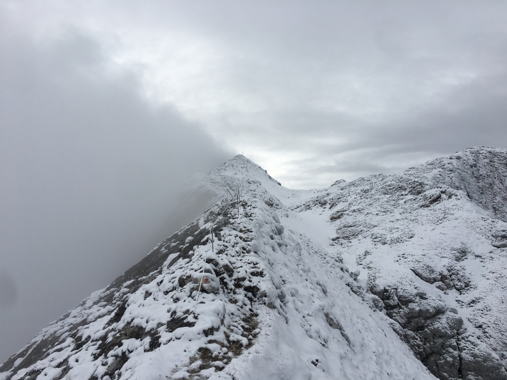 Hochplatte: Gipfelanstieg im ersten Herbstschnee