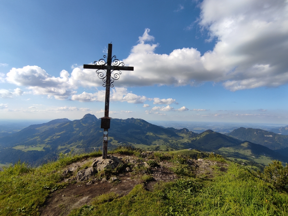 Kleiner Traithen: Gipfelkreuz mit Wendelstein-Panorama