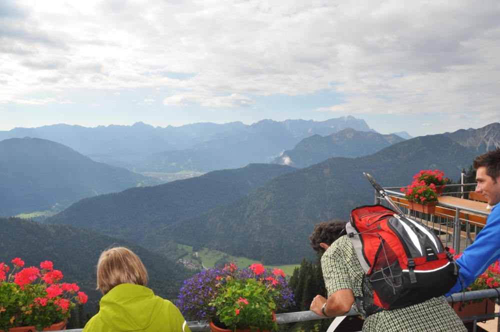 Laber-Bergbahn Bergstation: Ausblick von der Bergstation Richtung Garmisch und Zugspitze
