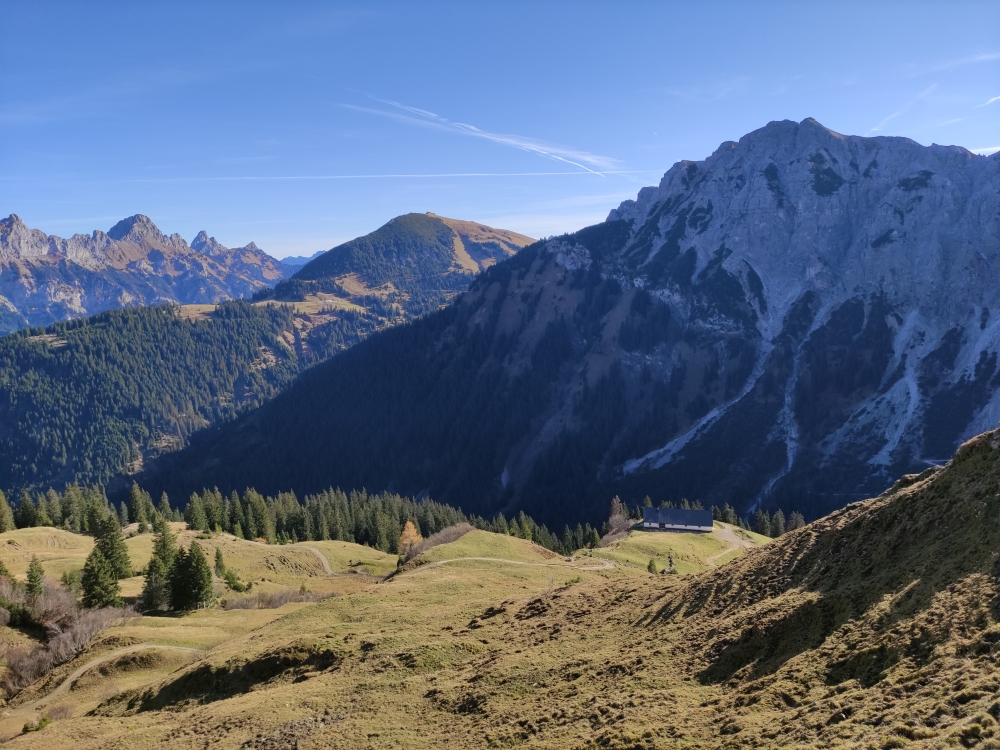 Strindenalpe: Blick hinab zur Strindenalpe mit Litnisschrofen und Krinnenspitze
