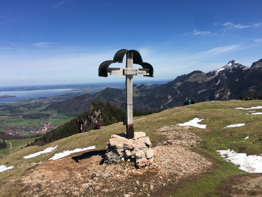 Laubenstein -> Hofalm: Blick über Gipfelkreuz und Hammerstein zum Chiemsee. Rechts die schneebedeckte Kampenwand.