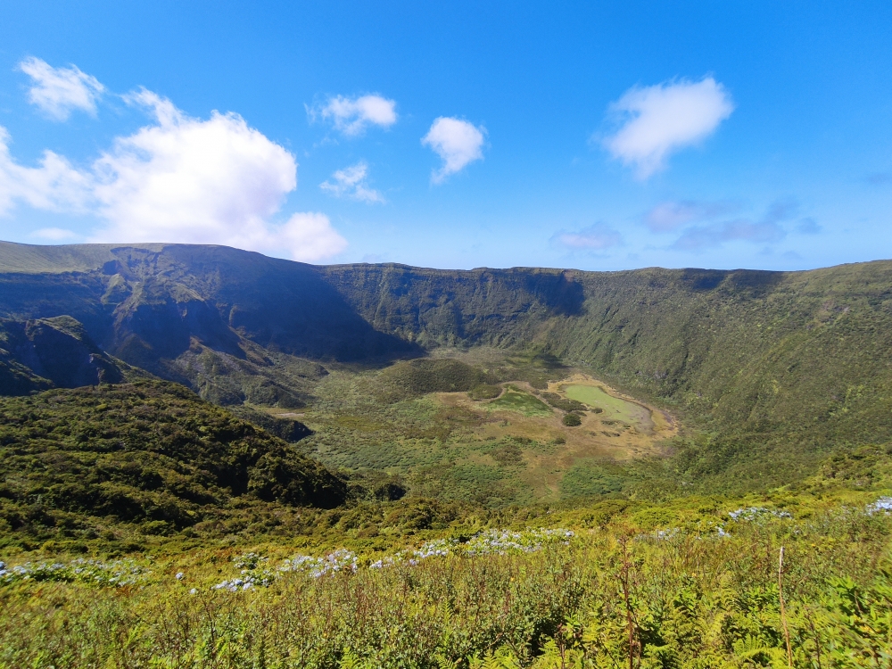 Miradouro da Caldeira: Blick in den Krater
