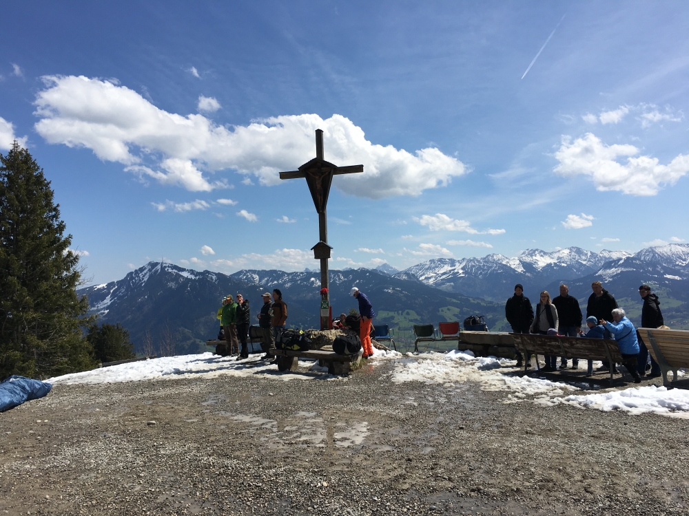 Mittag: (Gipfel)-Kreuz auf dem Wanderweg unterhalb des eigentlichen Gipfels