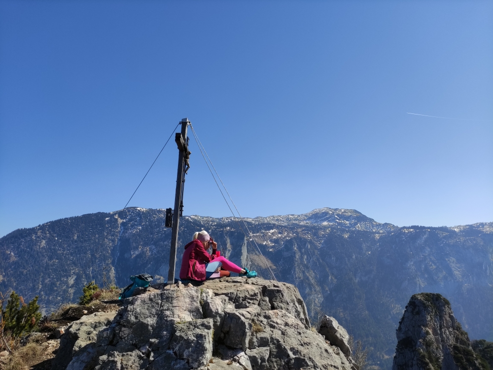 Mittlerer Rotofen: Gipfelkreuz mit dem Berchtesgadener Hochthron  im Osten 