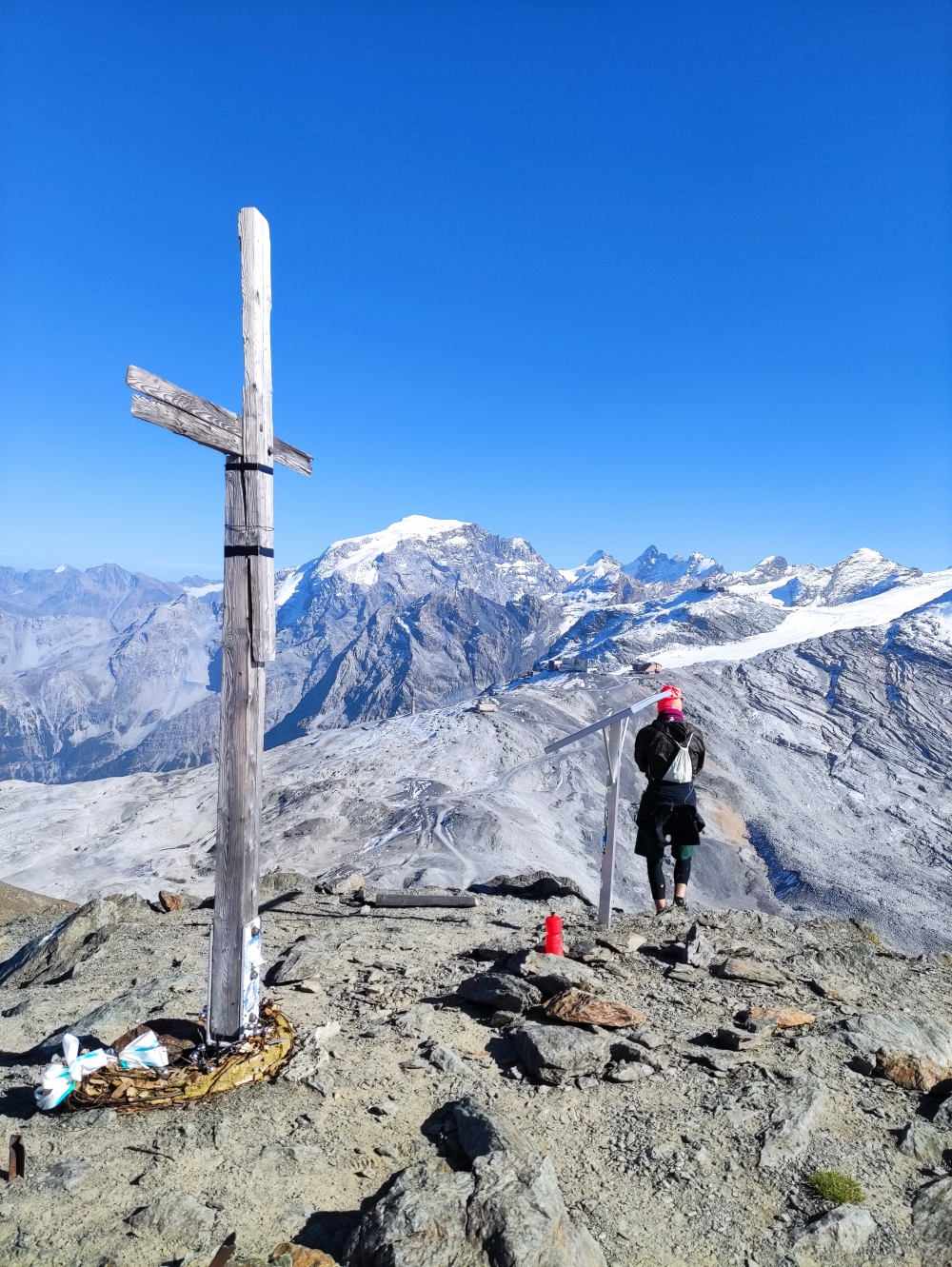Monte Scorluzzo: Gipfelkreuz mit Blick auf den Ortler