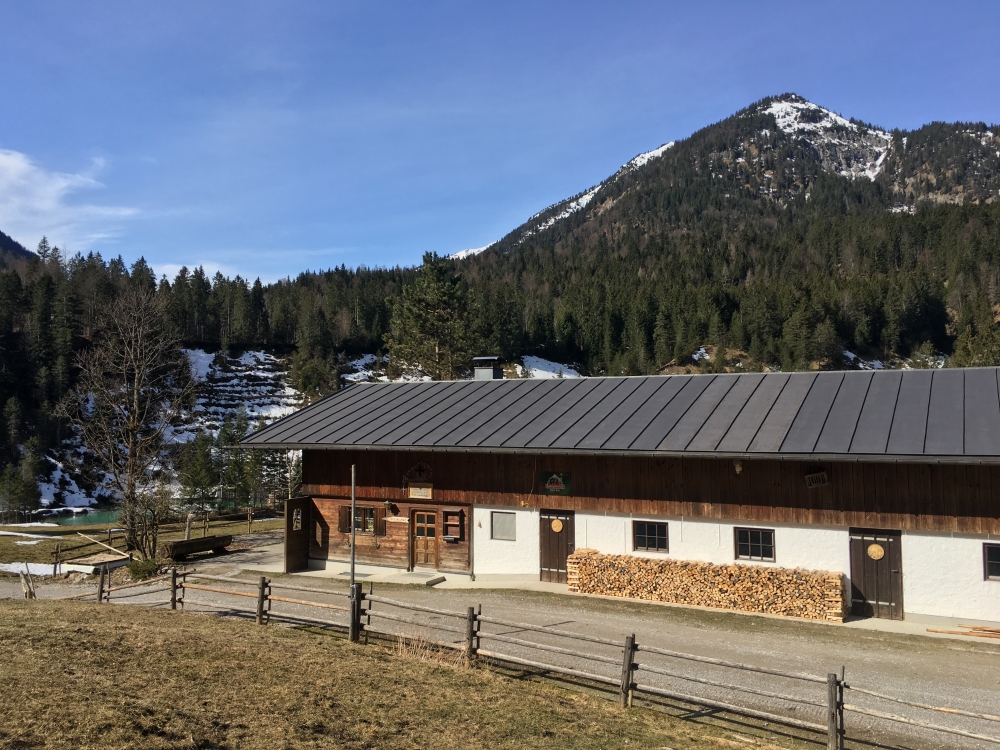 Galgenstangenkopf: Oswaldhütte mit dem Galgenstangenkopf im Hintergrund
