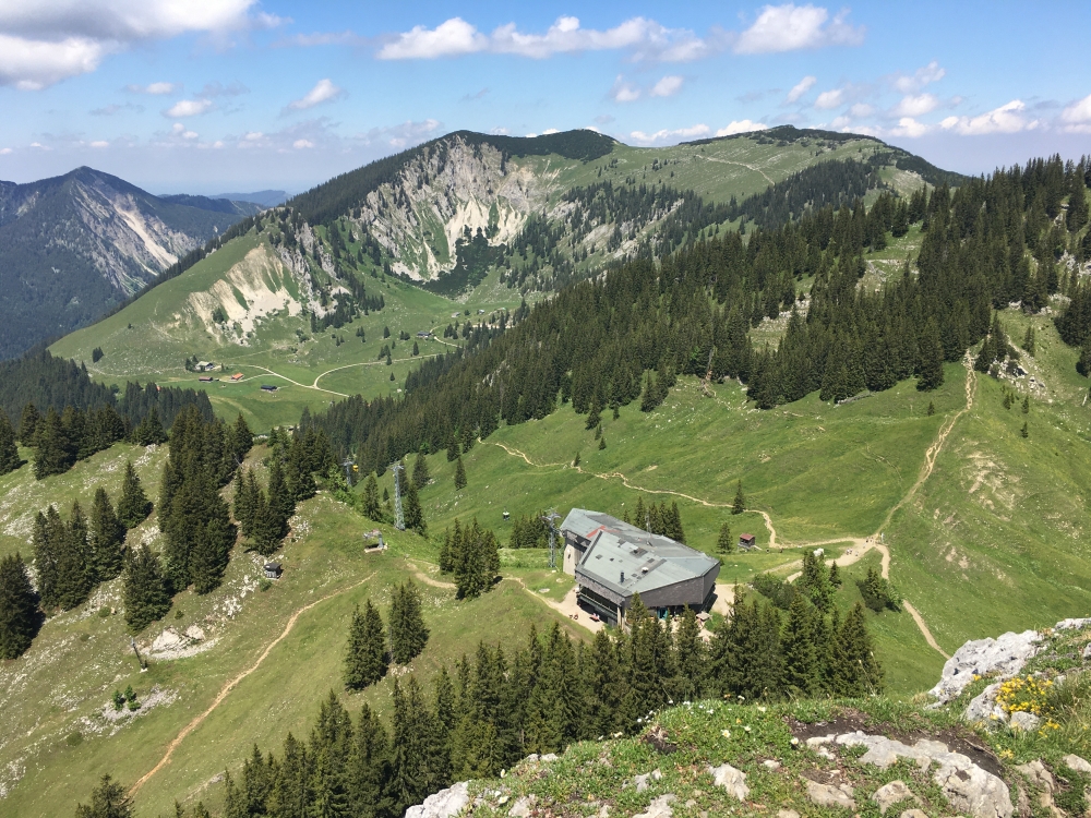 Bergstation Taubensteinbahn: Blick vom Taubenstein-Gipfel auf die Bergstation mit Jägerkamp im Hintergrund