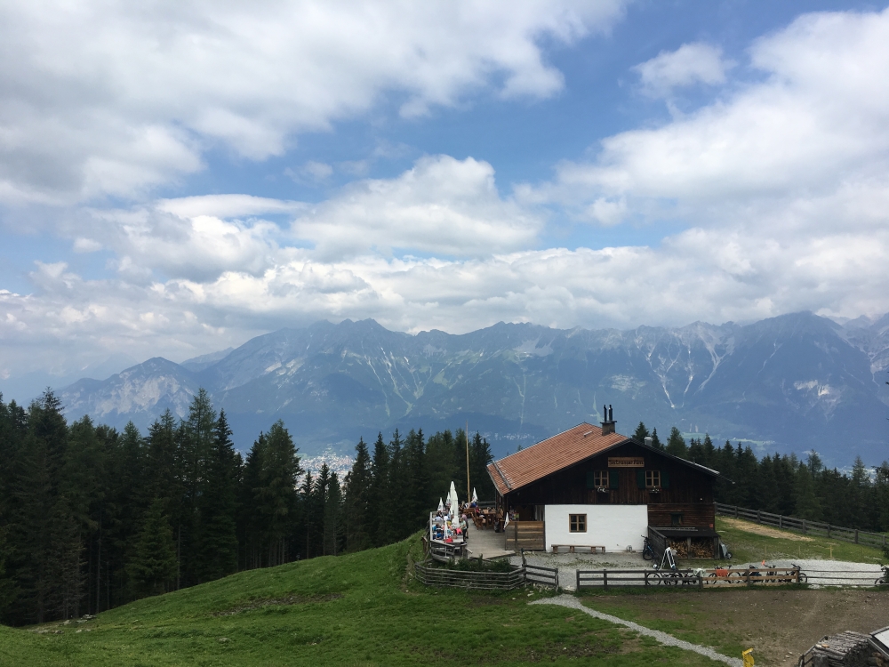 Sistranser Alm -> Alpengasthof Boscheben: Die Sistranser Alm auf dem Abstieg von der Mitte des Zirbenweg  zur Talstation der Patschekopfelbahn