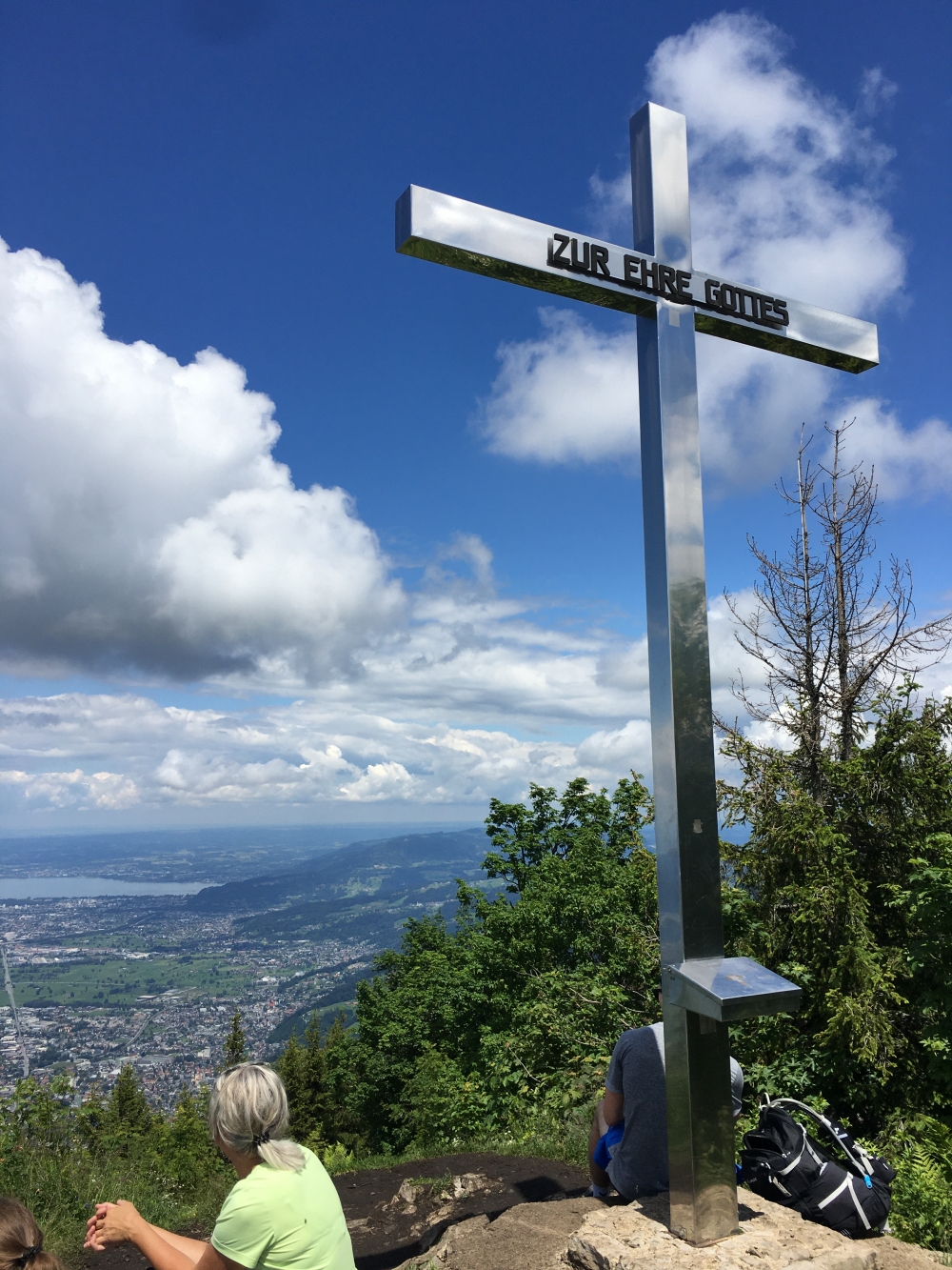 Staufen: Gipfelkreuz mit Bodensee-Blick auf der Staufenspitze