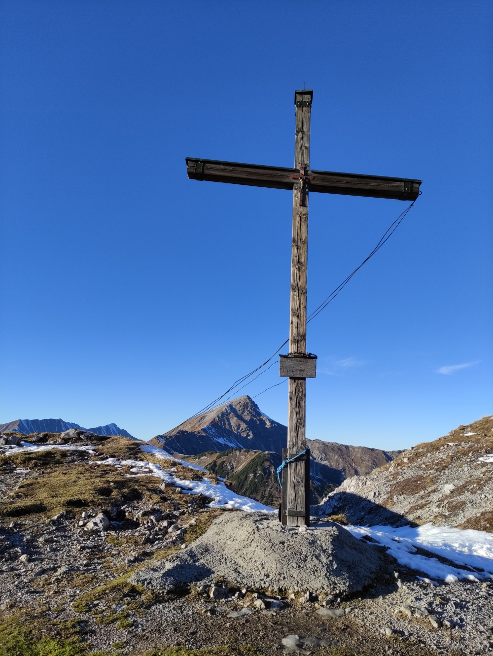 Kreuz im Steinjöchle mit Namloser Wetterspitze im Hintergrund