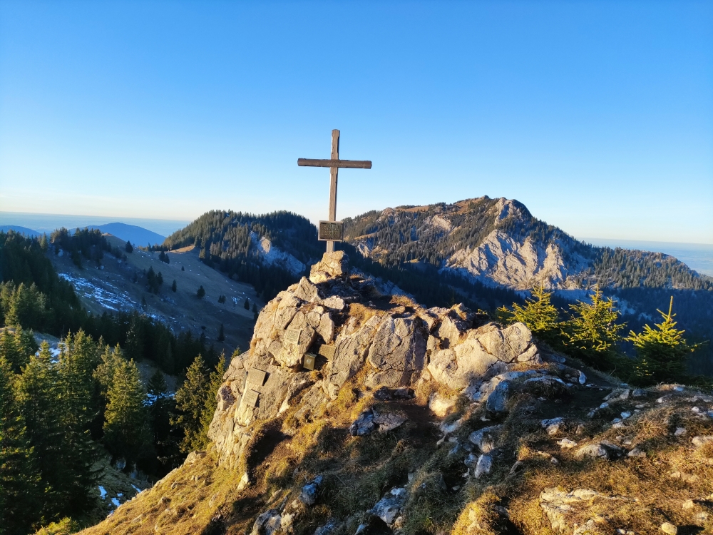 Türkenköpfl: Gipfelkreuz mit Breitenstein im Hintergrund