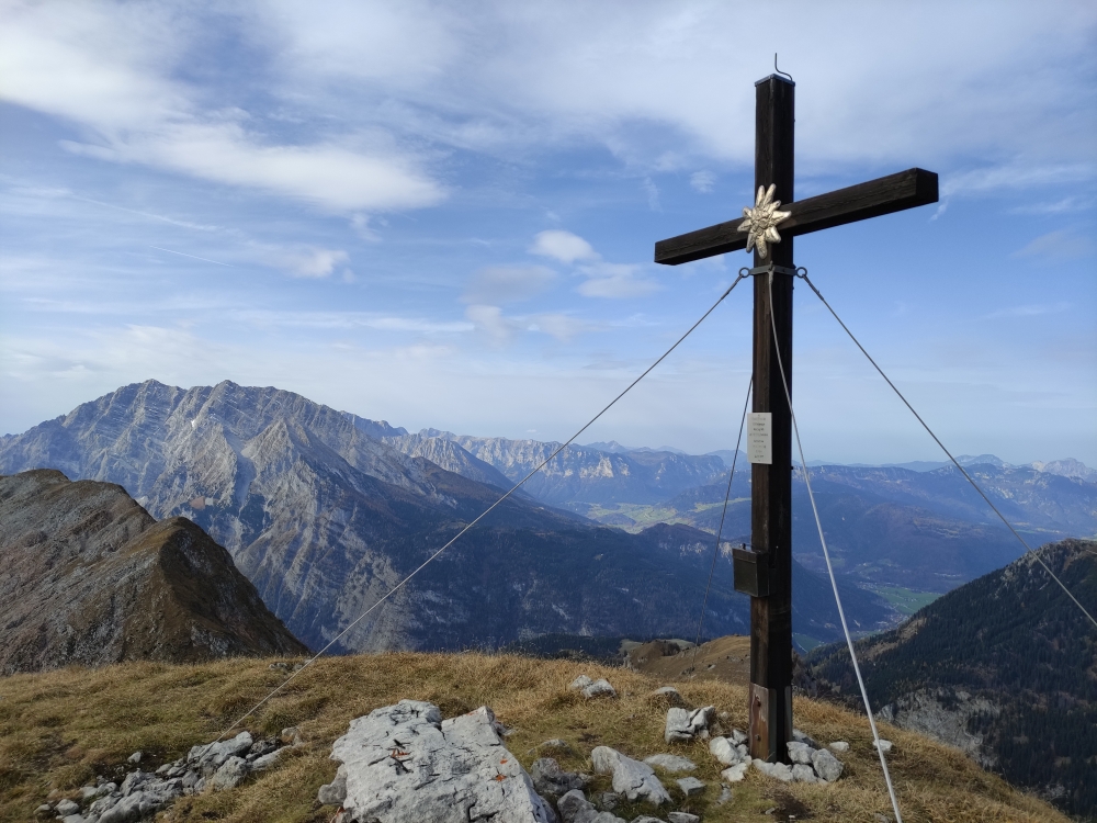 Windschartenkopf: Gipfelkreuz mit Watzmann im Hintergrund