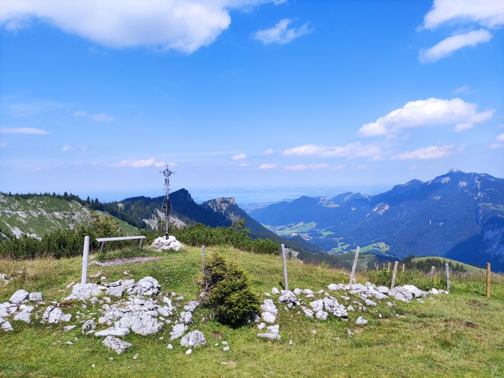 Zinnenberg -> Feichtenalm: Gipfelkreuz mit Chiemsee-Blick