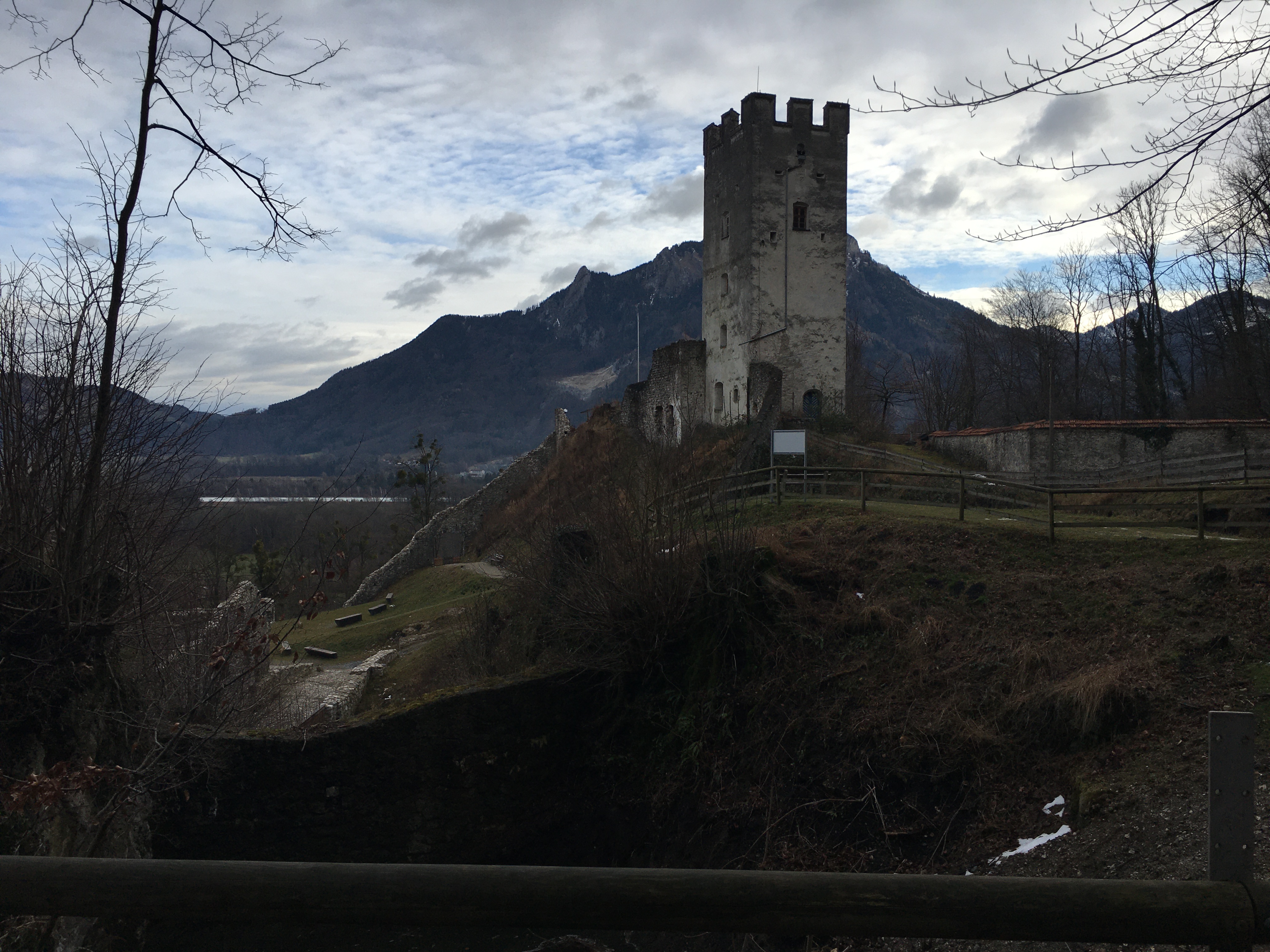 Die Burganlage vom Wanderweg aus gesehen.,Foto: 