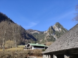Über die Brücke mit Blick zum Grünstein (Foto gespeichert zu <a href=/wanderweg/parkplatz-koenigssee-gruensteinhuette-24539/>Weg</a>),#
