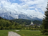 Blick auf Schloss Elmau (Foto gespeichert zu Ausgangspunkt Aussichtspunkt Elmau u. Zugspitzmassiv),#