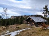 Bärenfleckhütte mit <a href=/gipfel/grosser-illing-7224/>Großer Illing</a>  im Hintergrund (Foto gespeichert zu <a href=/huetten/baerenfleckhuette-4416/>Bärenfleckhütte</a>) (Foto gespeichert zu Ausgangspunkt Großer Illing),#