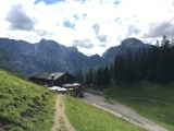 <a href=/huetten/baerenbadalm-4411/>Bärenbadalm</a> vom Bärenkopfabstieg aus gesehen (Foto gespeichert zu Ziel Bärenbadalm),#