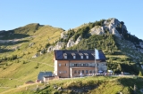 <a href=/huetten/rotwandhaus-6940/>Rotwandhaus</a> vor dem Rotwandgipfel (Foto gespeichert zu Ausgangspunkt Rotwandhaus),#