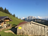 <a href=/huetten/blaubergalm-1111/>Blaubergalm</a> mit <a href=/gipfel/guffert-guffertspitze-130/>Guffert</a> im Hintergrund (Foto gespeichert zu <a href=/huetten/blaubergalm-1111/>Blaubergalm</a>) (Foto gespeichert zu Ausgangspunkt Guffert),#