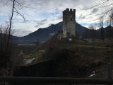 Die Burganlage vom Wanderweg aus gesehen.