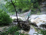 Zur Höhe muss der Fluss auf der Hängebrücke überquert werden,#